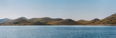 Hırvatistan 'ın Telascica Ulusal Parkı' ndaki Adriyatik denizi ve dağ sıralarının geniş panoramik manzarası