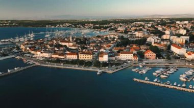 Biograd na Moru, limandaki lüks yat ve gemilerin havadan görünüşü, Eski Şehir 'in rıhtım manzaralı tarihi binaları. Hırvatistan 'ın Dalmaçya bölgesindeki Adriyatik Denizi kıyısında seyahat için güzel bir yer