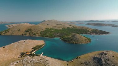 Hırvatistan 'daki Telascica Ulusal Parkı, Dugi Otok adası ve kayalıkları ve körfezi panoramik insansız hava aracı görüntüsü