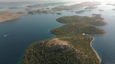 Adalara ve deniz suyuna insansız hava aracı manzarası, Hırvatistan 'ın başkenti Hırvatistan' daki Telascica körfezinin güzel yaz manzarası