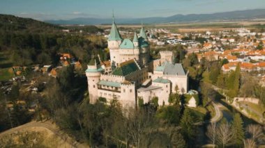 Slovakya 'daki Bojnice Kalesi' nin havadan panoramik görüntüsü. Kuşların bakış açısı, tarihi anıt, antik krallar sarayı ve şehrin orman ağaçları ve binaları arasındaki tepe üzerindeki kale.