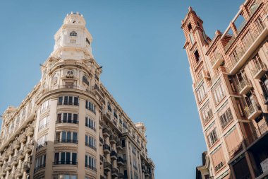 Süslü detayları ve Valencia 'da sayısız balkonları olan yüksek tarihi bir binanın manzarası. Perspektif, şehrin mimari zarafetini ve ihtişamını vurguluyor..