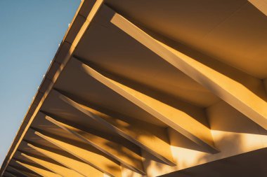 Günbatımı, modern bir köprüye sıcak bir ışık saçıyor. Köprü mimari çizgileri turuncu gökyüzü ile çok güzel tezat oluşturuyor, pitoresk bir şehir manzarası yaratıyor..