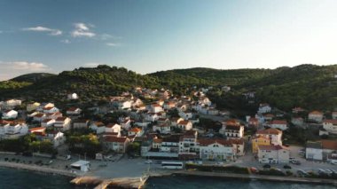 Hırvatistan 'ın Tkon kentinde manzaralı bir sahil köyü. Tepeler ve deniz arasında bir yerde. Turuncu çatılı geleneksel evler manzaralı ve büyüleyici bir manzara yaratıyor..