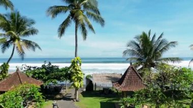 Geleneksel kulübeleri ve okyanusa bakan uzun palmiye ağaçları olan sakin bir sahil beldesi. Sakin bir ortam, berrak gökyüzü ve nazik dalgalarla, mükemmel bir tropikal kaçışı simgeliyor..