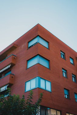 Tarragona, İspanya 'da sanatsal pencerelerle birlikte çağdaş bir kırmızı tuğla cephesi sergileyen göz alıcı ve çarpıcı bir bina.