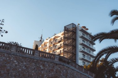 Açık mavi gökyüzüne karşı modern bir binanın çarpıcı görüntüsü, eşsiz mimari tasarımını Tarragona, İspanya 'da sergiliyor.