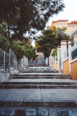 Bereketli yeşilliklerle çevrili taş basamakların görkemli ve büyüleyici görüntüsü, İspanya 'nın Tarragona kentindeki bir şehir ortamını keşfetmeye davet ediyor.