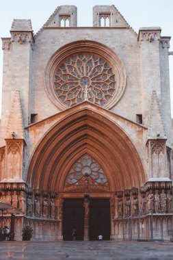 Etkileyici bir katedral girişi karmaşık tasarımlar sergiliyor ve İspanya 'nın Tarragona şehrinde büyük ve güzel bir gül penceresi bulunuyor.