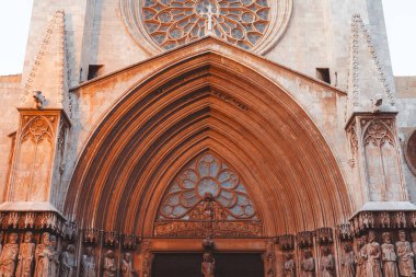 Gotik mimari, Tarragona, İspanya 'daki tarihi tasarım unsurlarıyla birlikte etkileyici taş çalışmalarıyla tanınır.