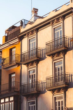 İspanya, Valencia 'da güzel aydınlatılmış tarihi binalar karmaşık ve sanatsal balkonlar.