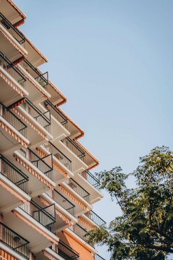 Valencia, İspanya 'da berrak mavi gökyüzüne karşı güzel bir yenilikçi mimari tasarım sergilenen çağdaş bir daire