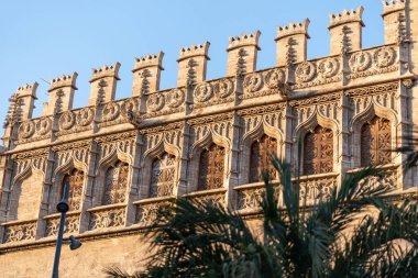 İspanya, Valencia 'da güzel bir tarihi binanın zarif cephesi dekoratif tasarım ve olağanüstü işçilik sergiliyor.