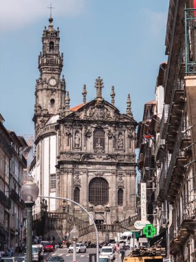 Tarihi Clerigos Kilisesi ve hareketli şehir caddesinin üzerindeki ikonik çan kulesi Porto 'nun canlı kentsel yaşamını yakalıyor. Porto, Portekiz - 11 Haziran 2025