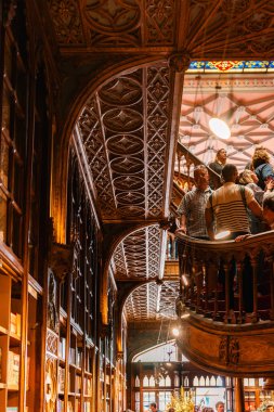 Ziyaretçiler, ünlü Livraria Lello kitapçısı Porto, Portekiz 'deki karmaşık ahşap işçiliğine ve boyalı cam tavana hayran kaldılar - 11 Haziran 2025