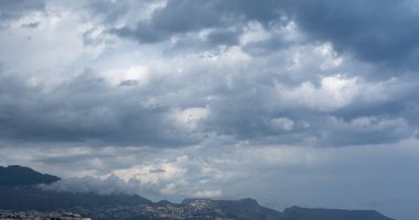 Güney İspanya dağları üzerinde engin bulutlu gökyüzü kasvetli havayı ve manzarayı yakalıyor. Seyahat, iklim ve doğayla ilgili arama sorguları ve görsel içerik için ideal.