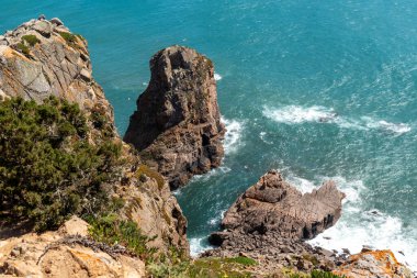Lizbon, Portekiz yakınlarındaki engebeli kıyı kayalıkları ve turkuaz Atlantik sularının çarpıcı manzarası, seyahat, doğa ve macera ilham kaynağı veya web sitesi geçmişi için mükemmel.