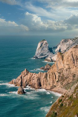 Lizbon kıyı şeridindeki engebeli kayalıkların ve turkuaz Atlantik sularının çarpıcı manzarası, Portekiz 'deki seyahat, doğa, macera ve manzara ilhamı için mükemmel..