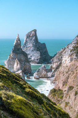 Lizbon yakınlarındaki Praia da Ursa ikonik deniz yığınları ve turkuaz Atlantik sularının çarpıcı manzarası. Seyahat, doğa ve macera için mükemmel..