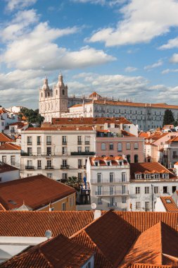 Geleneksel kırmızı çatıları ve tarihi Sao Vicente de Fora Manastırı ile Lizbon Alfama bölgesinin manzarası seyahat, mimarlık ve Portekiz turizmi için mükemmel..