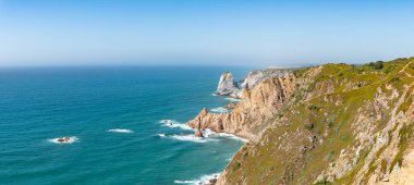 Cabo da Roca, Lizbon bölgesindeki engebeli kayalıkların ve turkuaz Atlantik sularının çarpıcı panoramik manzarası, seyahat, doğa ve manzara ilhamı veya editoryal kullanım için mükemmel..