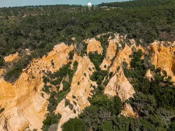 Lizbon bölgesinde yoğun çam ormanlarıyla çevrili engebeli kumtaşı kayalıklarının çarpıcı hava fotoğrafı, doğa, jeoloji ve seyahat ile ilgili içerik ve arka planlar için ideal..