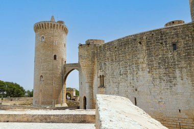 İspanya 'nın Balearic Adaları, Palma de Mallorca' daki eşsiz manzara tahkimat duvarları ve ortaçağ kale kalesi Bellver kulesi