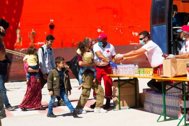 Heraklion, Grete, Yunanistan, 5 Eylül 2017: Girit adasının doğusundaki Akdeniz 'den kurtarılan göçmenler, Malezya kimyasalları-petrol tankeriyle Heraklion limanına geldiler. Düzenleyici resim