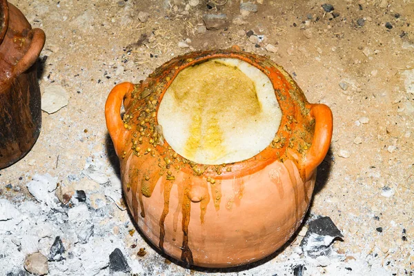 Kuchnia Śródziemnomorska Delikatesy Żywności Gotowanie Zupy Brązowej Soczewicy Glinianej Garnku — Zdjęcie stockowe