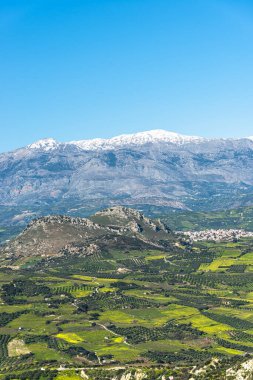 Archanes kırsal alanının benzersiz panoramik hava manzarası. Baharda yeşil çayırlar, tepeler, dağlar, zeytin ağaçları ve üzüm bağları. Heraklion, Girit, Yunanistan.