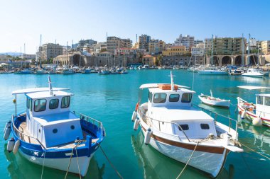 Heraklion şehri panoramik Venedik limanının gökyüzü manzarası. Akdeniz kenti Heraklion eski liman panoraması, lüks yatlar ve ünlü Venedik limanına demirlemiş balıkçı tekneleri. Girit Yunanistan