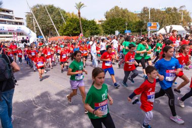 HERAKLION, CRETE, GREECE, 2 NİSAN 2023. Yunanistan Heraklion Girit 'te düzenlenen yıllık Run Greece 1 km kentsel karayolu yarışında koşan genç okul çocukları atletler.
