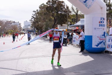 HERAKLION, CRETE, GREECE, 2 NİSAN 2023. Yunanistan 'ın Heraklion Girit kentinde düzenlenen yıllık Run Greece 10 km' lik karayolu yarışının galibi sporcu Zervakis Ioannis..