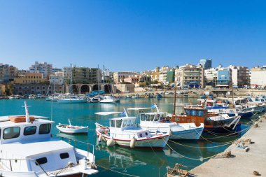 Heraklion şehri panoramik Venedik limanının gökyüzü manzarası. Akdeniz kenti Heraklion eski liman panoraması, lüks yatlar ve ünlü Venedik limanına demirlemiş balıkçı tekneleri. Girit Yunanistan