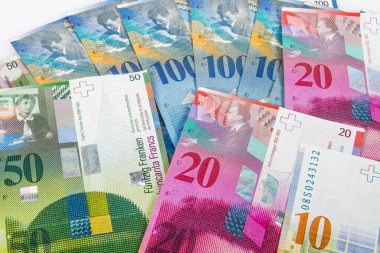 İsviçre Para Sistemi. Çeşitli değerlerin İsviçre para birimi banknotları.