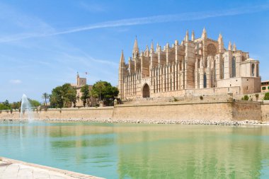 Ünlü tarihi Palma de Mallorca La Seu Katedrali ve Almudaina Sarayı panoramik görünümü. Balear Adaları Mallorca Katedrali ve Almudaina Royal palace Palau Reial. Europe seyahat tatil hedef.