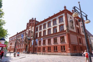 Rostock, Almanya, 5 Haziran 2023. Şehir merkezindeki Rostock Üniversitesi ana binası