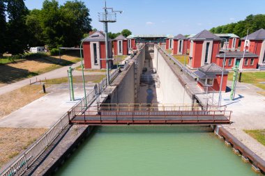 Almanya, Anderten 'de, Hannover' de, Hindenburgschleuse kanal su havzasındaki boş su havzasında bakım çalışmaları sürüyor.