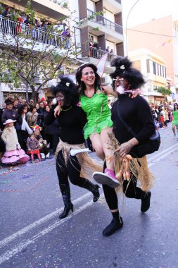 Heraklion, Girit, Yunanistan 6 Şubat 2010: Heraklion Girit 'te karnaval geçidi. Mardi Gras karnaval şenliklerinde renkli kostümlü katılımcılar sokaklarda dans edip yürüyorlar.