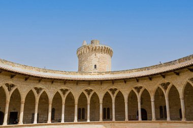 İspanya, Balear Adaları, Palma de Mallorca 'daki Ortaçağ Kalesi Bellver Kalesi' nin tahkimat kulesi.