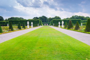 Hannover Germeny 'deki ünlü Herrenhausen Barok Bahçelerinin eşsiz panoramik manzarası