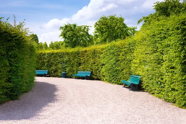 Hannover, Almanya 'daki ünlü Hereenhasusen Bahçeleri' nde ahşap bankları olan Barok Park geçidi.