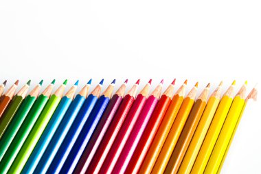 Boya kalemleri renk kalemleri, çok renkli yaratıcı sanat renkleri beyaz arkaplanda izole edilmiş kalemler