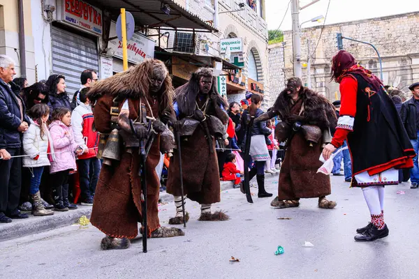 Heraklion, Girit, Yunanistan, 12 Mart 2016: Mardi Gras Karnavalı geçidi. Yunanistan 'ın Heraklion Girit kentindeki karnaval şenliklerini kutlamak için sokaklarda yürüyüş ve dans eden renkli kostümlü katılımcılar