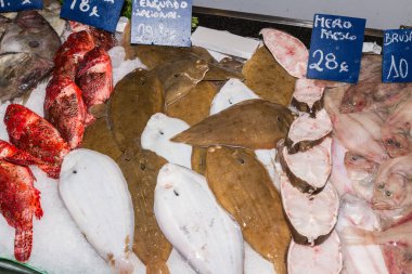 Buz üzerinde taze balık çeşitli. Taze balık çeşitli Satılık ünlü turistik Mercat Olivar Balık pazarı, Palma de Mallorca, Balear Adaları, İspanya.