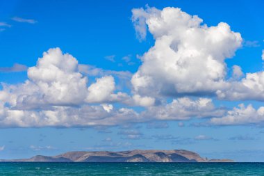 Kümülüs cisimlerinin eşsiz hava görüntüsü açık mavi gökyüzü arkaplanındaki beyaz bulutlar