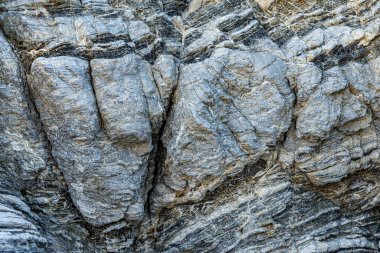 Tabiat gücü, Yunanistan 'ın Girit kentinin güney merkez sahilinde, çeşitli şekillerde, renklerde, kalınlıklarda, kaya katmanlarını sıkıştırdı. Doğa, Jeolojik Bilim Konsepti