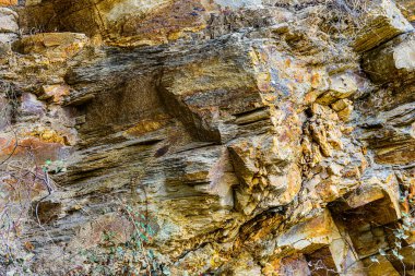 Tabiat gücü, Yunanistan 'ın Girit kentinin kuzey merkez sahilinde, çeşitli şekillerde, renklerde, kalınlıklarda, kaya katmanlarını sıkıştırdı. Doğa ve Jeoloji Bilimi Konsepti