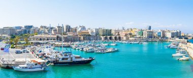 Heraklion şehri panoramik Venedik limanının gökyüzü manzarası. Akdeniz kenti Heraklion eski liman panoraması, lüks yatlar ve ünlü Venedik limanına demirlemiş balıkçı tekneleri. Girit Yunanistan
