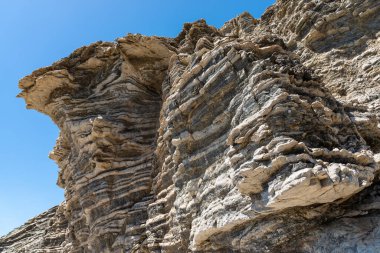 Yunanistan 'ın Girit adasının güney merkez sahilinde çeşitli şekillerde katmanlı kaya oluşum yapısı